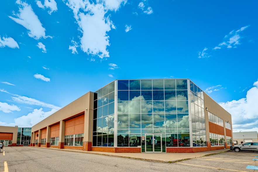 2900-2976 Rue Joseph-A.-Bombardier, Laval, QC à louer - Photo du bâtiment - Image 2 de 17