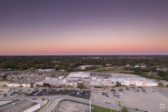 2200 W War Memorial Dr, Peoria, IL - AERIAL  map view