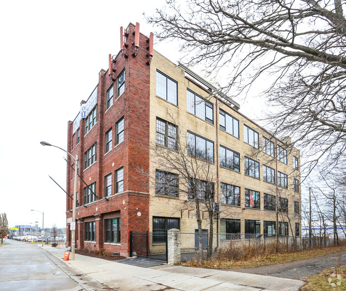 2156 S 4th St, Milwaukee, WI for lease - Building Photo - Image 2 of 4