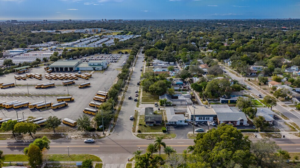 563 49th St S, Saint Petersburg, FL à vendre - Photo du bâtiment - Image 3 de 31