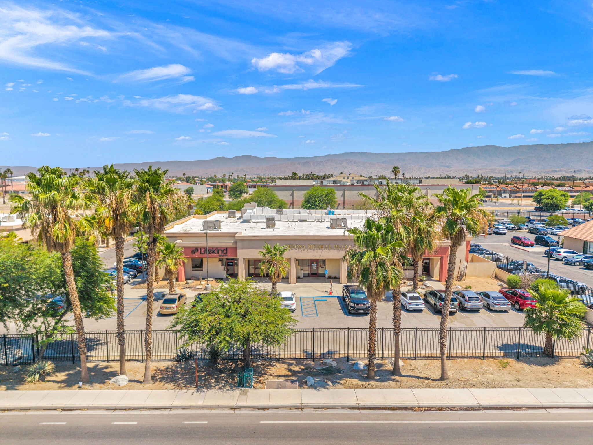 81800 & 81812 Doctor Carreon Blvd, Indio portefeuille de 2 propriétés à vendre sur LoopNet.ca Photo du bâtiment- Image 1 de 33