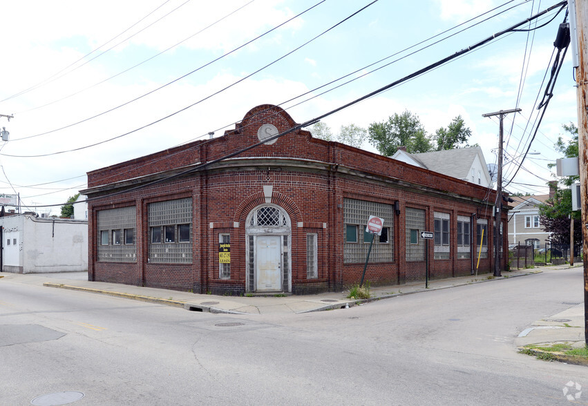 464 Broad St, Central Falls, RI à vendre - Photo principale - Image 1 de 1