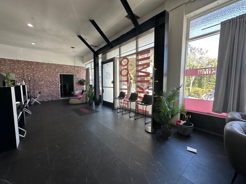833 Westbourne Dr, West Hollywood, CA for lease - Building Photo - Image 2 of 5