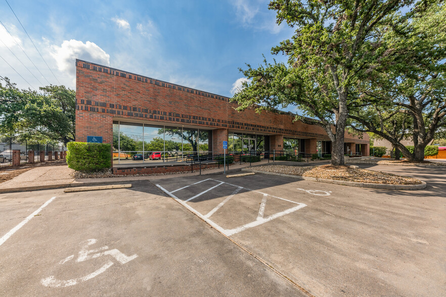 7215 Cameron Rd, Austin, TX à vendre - Photo du bâtiment - Image 1 de 1