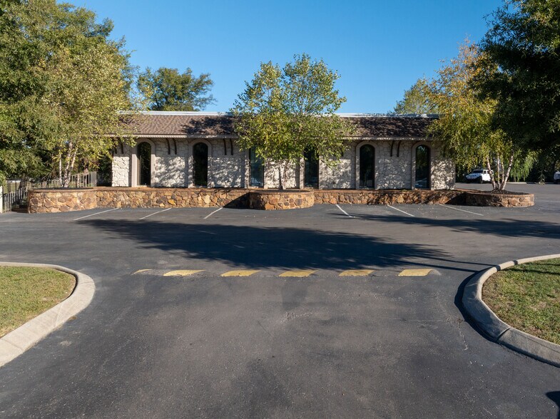 806 Old Fort Pky, Murfreesboro, TN à vendre - Photo du bâtiment - Image 2 de 15