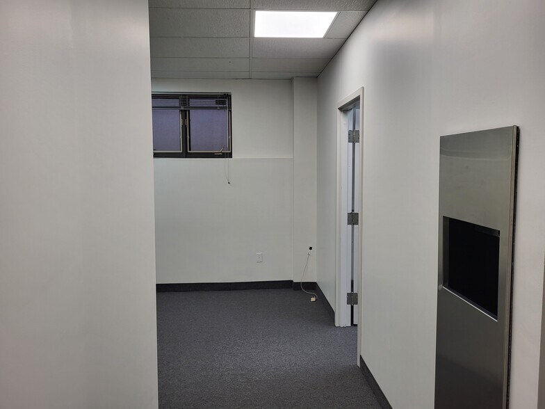 300 Sheppard Ave W, Toronto, ON à louer - Photo du bâtiment - Image 3 de 13