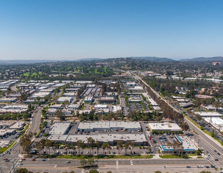 23052 Lake Forest Dr, Laguna Hills, CA à louer - Photo du bâtiment - Image 2 de 20