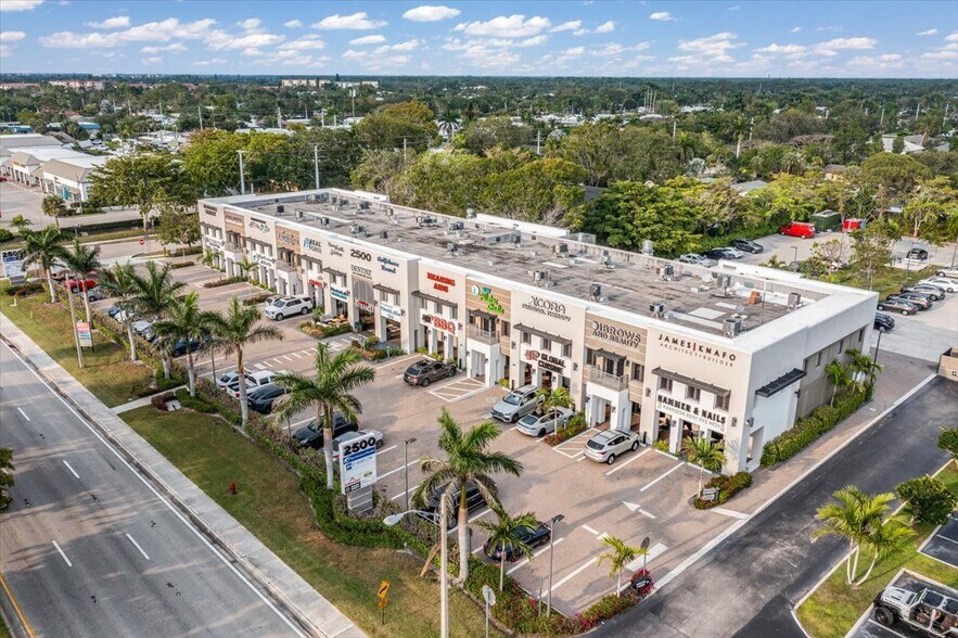 2500 Tamiami Trl N, Naples, FL à louer - Photo du bâtiment - Image 2 de 17