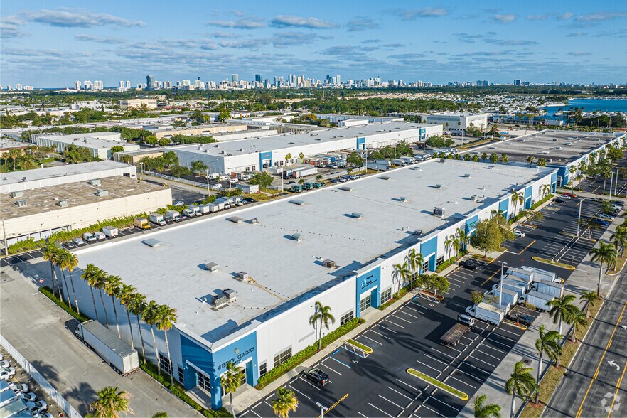 2701 SW 32 Ave, Hallandale Beach, FL à louer - Photo du bâtiment - Image 3 de 5