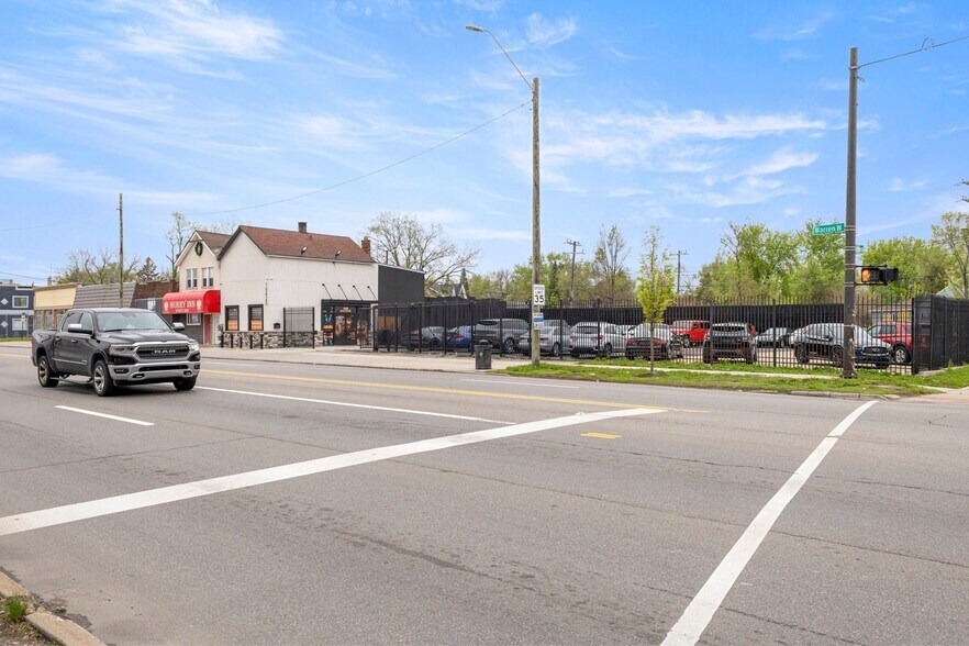 19420 W Warren Ave, Detroit, MI à vendre - Photo du bâtiment - Image 3 de 14