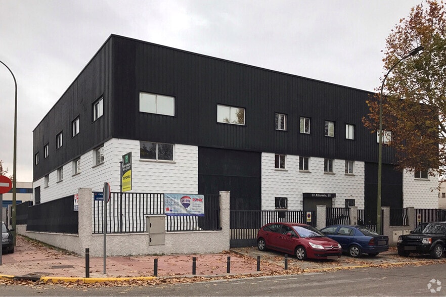 Calle Alfarería, Móstoles, Madrid for sale - Building Photo - Image 1 of 7