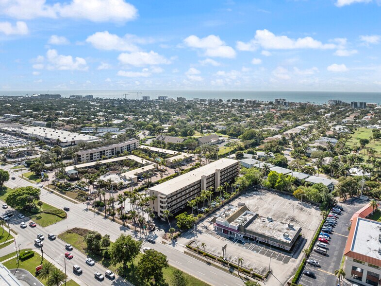 2335 Tamiami Trl N, Naples, FL à louer - Photo du bâtiment - Image 3 de 6