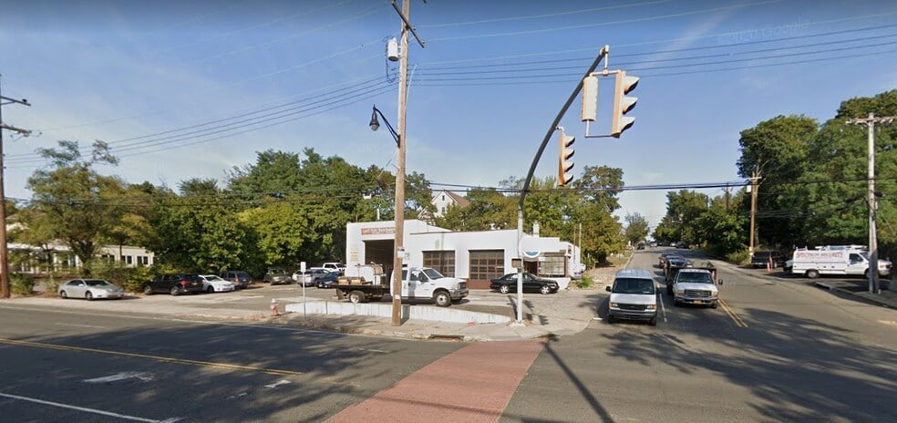 73 Cedar Swamp Rd, Glen Cove, NY à vendre - Photo du bâtiment - Image 2 de 10