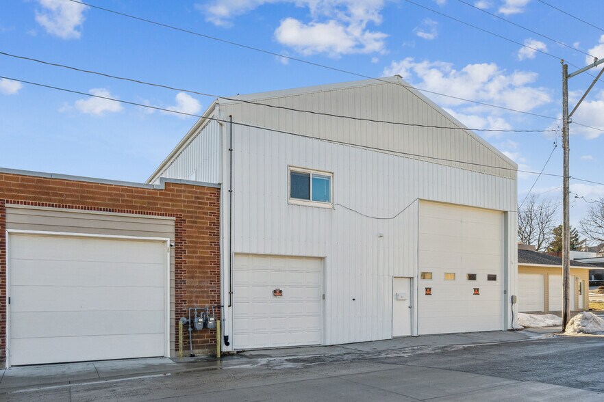 106 1st Ave NW, Waukon, IA à vendre - Photo du bâtiment - Image 3 de 23
