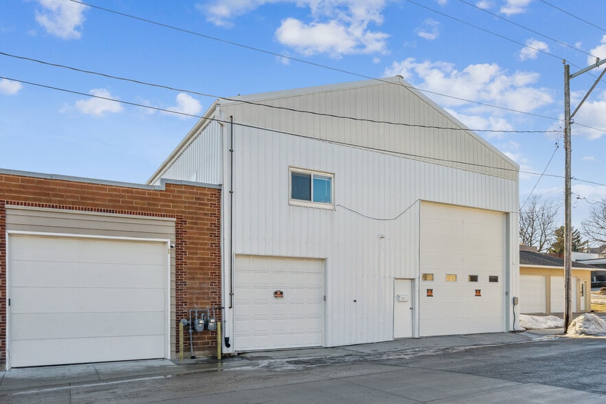 106 1st Ave NW, Waukon, IA à vendre - Photo du bâtiment - Image 3 de 23