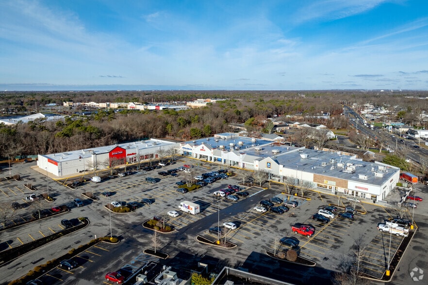 367-425 N Service Rd, Patchogue, NY for lease - Building Photo - Image 1 of 13