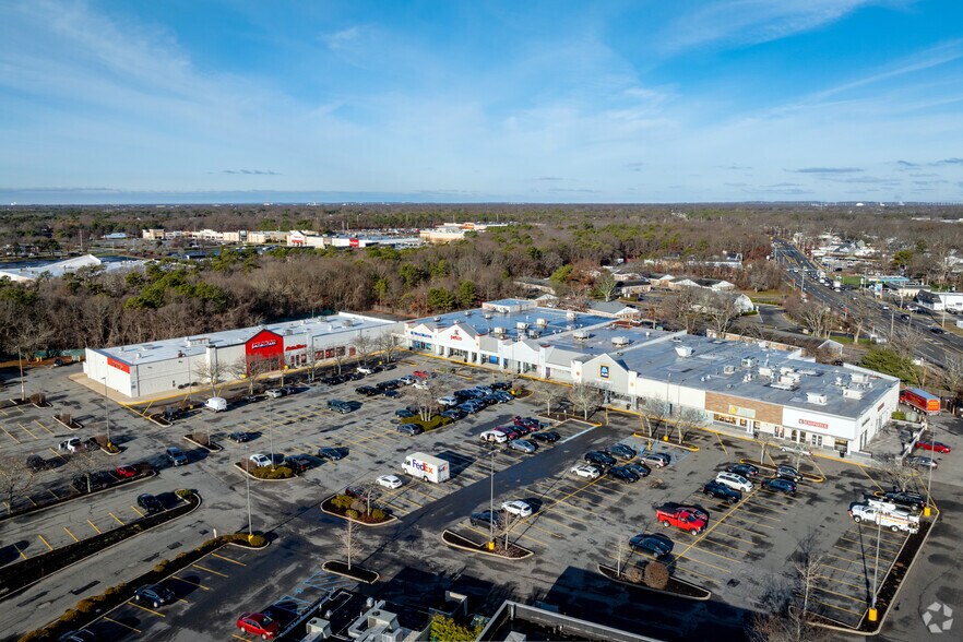 367-425 N Service Rd, Patchogue, NY à louer - Photo du bâtiment - Image 1 de 13