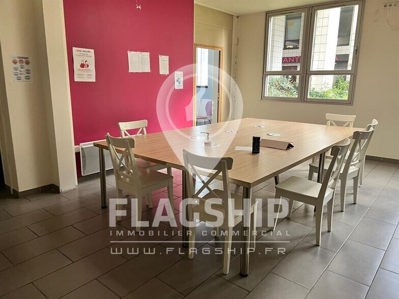 Commerce de détail dans Montreuil à vendre - Photo du bâtiment - Image 3 de 7