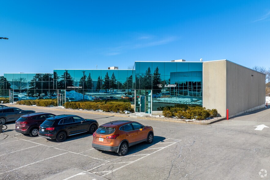 44 E Beaver Creek Rd, Richmond Hill, ON à vendre - Photo du bâtiment - Image 1 de 1
