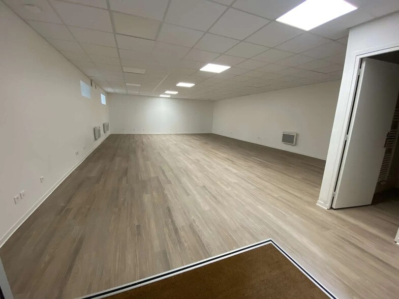 Office in Rosny-sous-Bois for lease - Interior Photo - Image 1 of 4