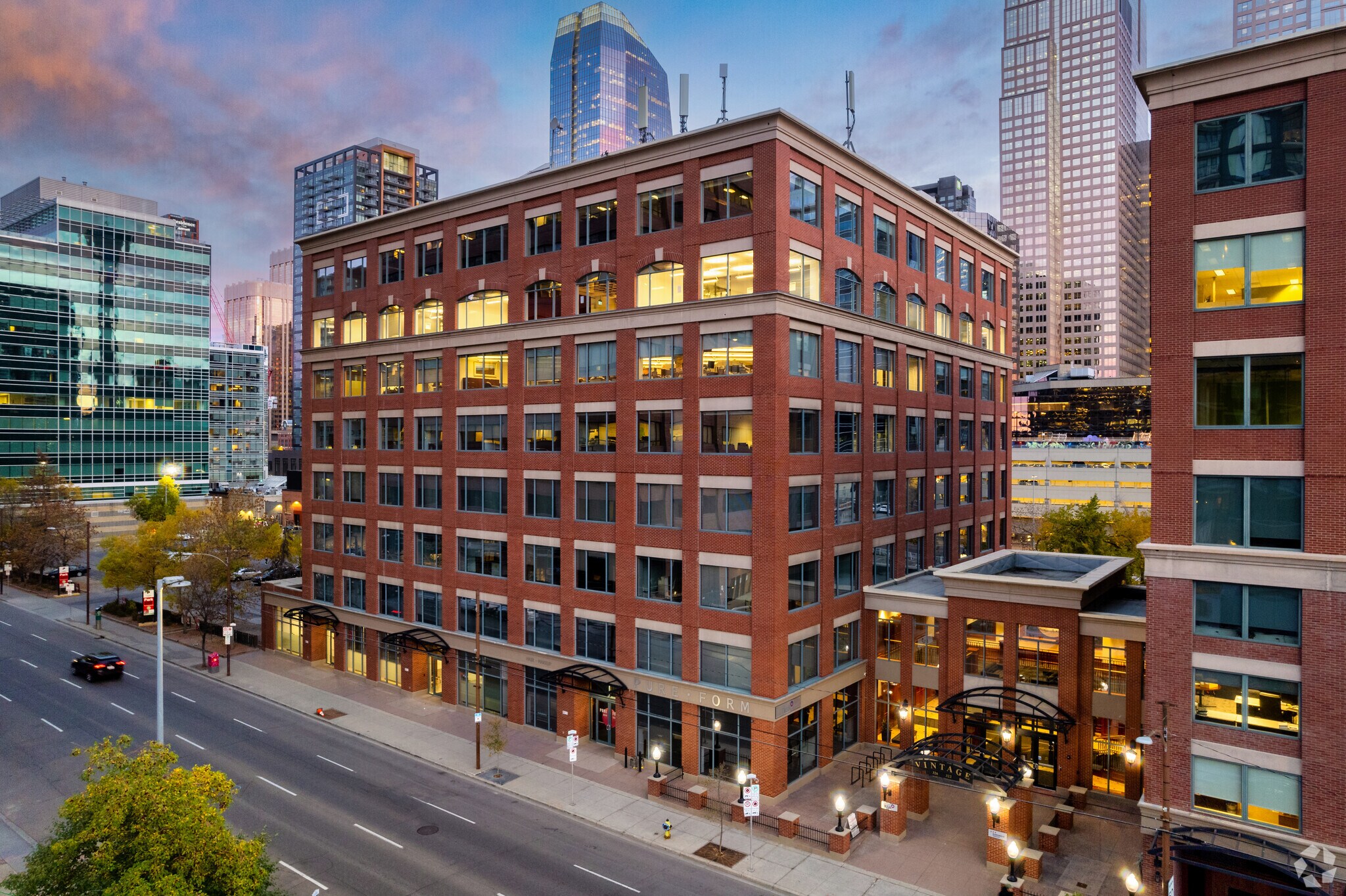 326 11th Ave SW, Calgary, AB à louer Photo du bâtiment- Image 1 de 21