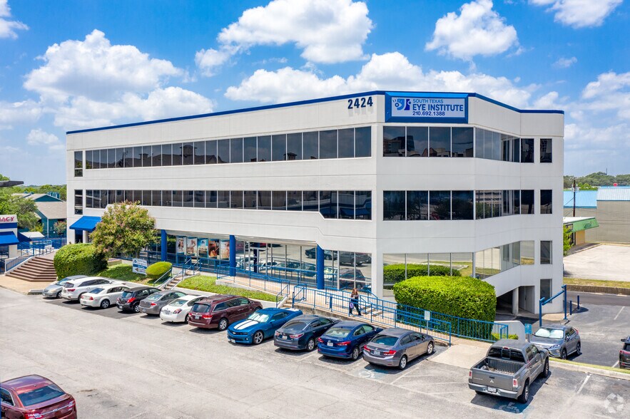 2424 Babcock Rd, San Antonio, TX à louer - Photo du bâtiment - Image 2 de 2