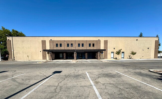 Plus de détails pour 4949 E. Kings Canyon Blvd, Fresno, CA - Coworking à louer