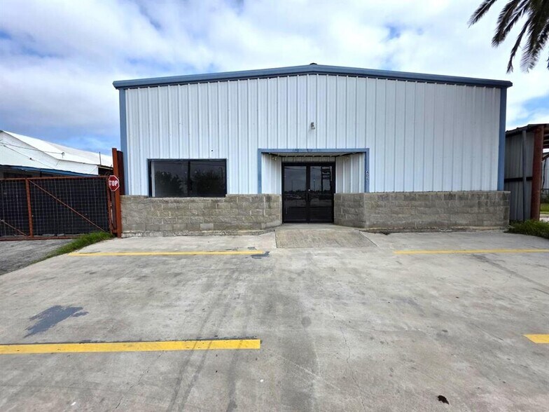406 E 2nd St, Del Rio, TX à vendre - Photo principale - Image 1 de 7