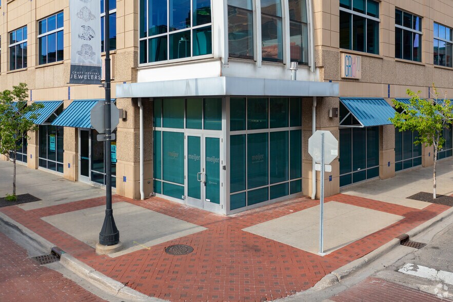 70 Ionia Ave SW, Grand Rapids, MI à vendre - Photo du bâtiment - Image 2 de 20