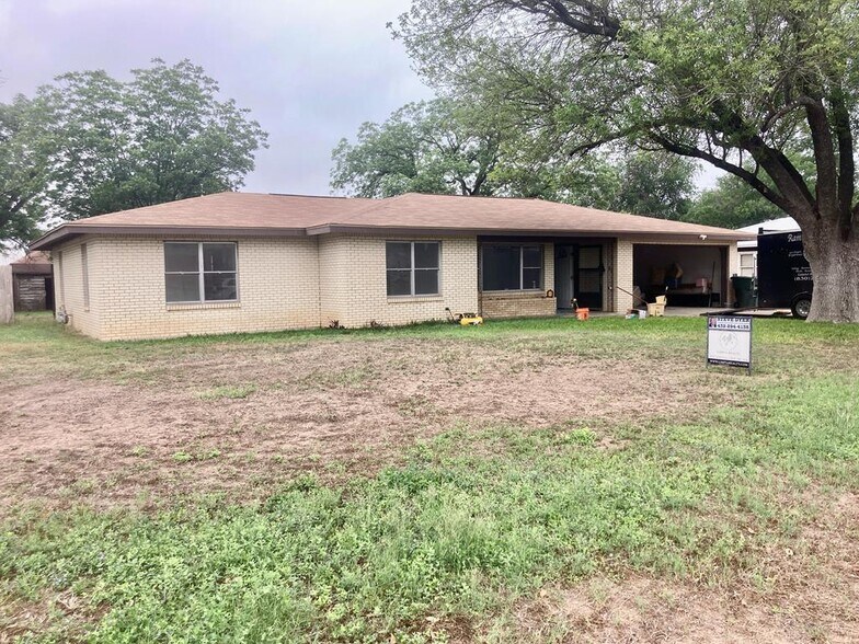 535 N 4th St, Uvalde, TX à vendre - Photo du bâtiment - Image 2 de 2