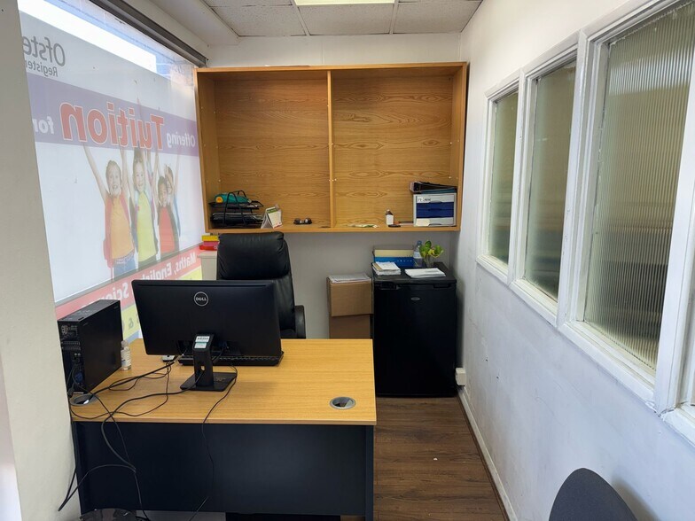 10-17 Woodford Av, Ilford à louer - Photo du bâtiment - Image 3 de 4