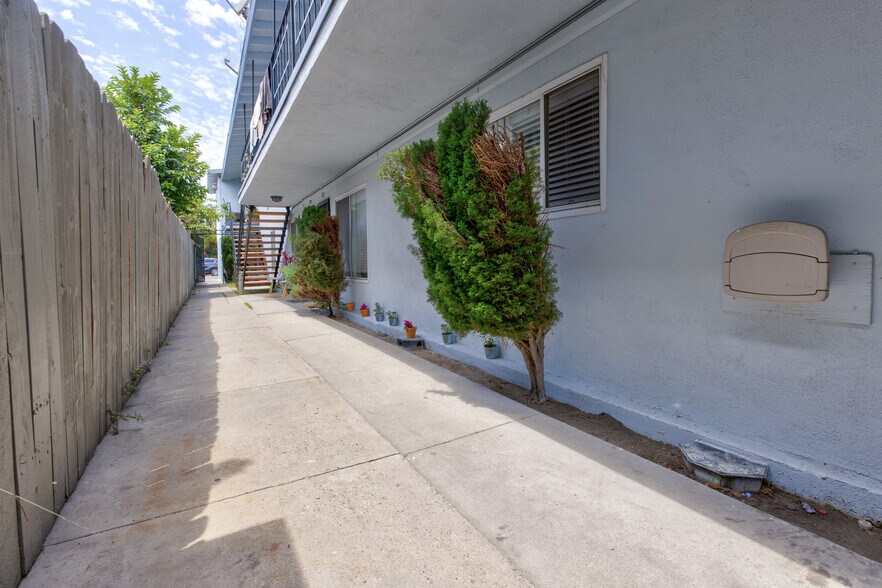 1720 Cerritos Ave, Long Beach, CA à vendre - Photo du bâtiment - Image 3 de 21
