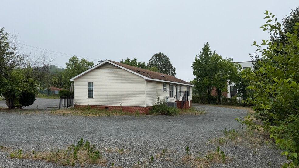 227 Atando Ave, Charlotte, NC for lease - Building Photo - Image 2 of 4