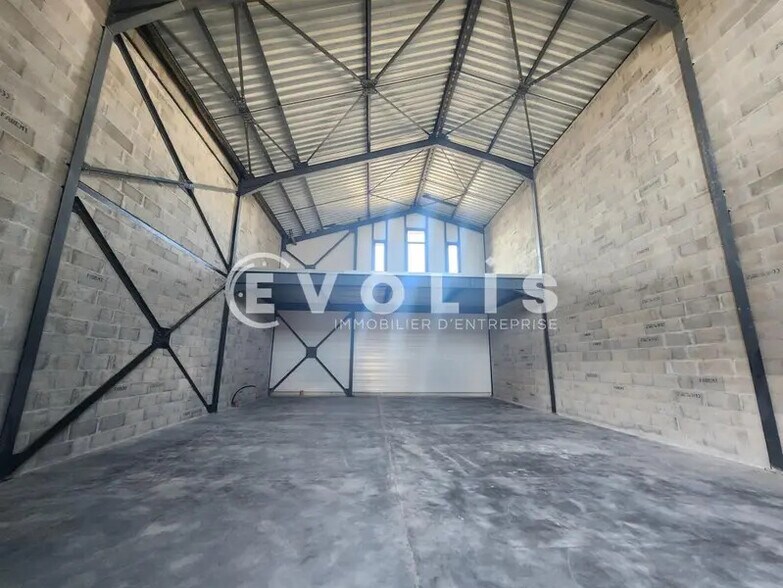 Flex in Pont-de-Chéruy for lease - Building Photo - Image 3 of 11