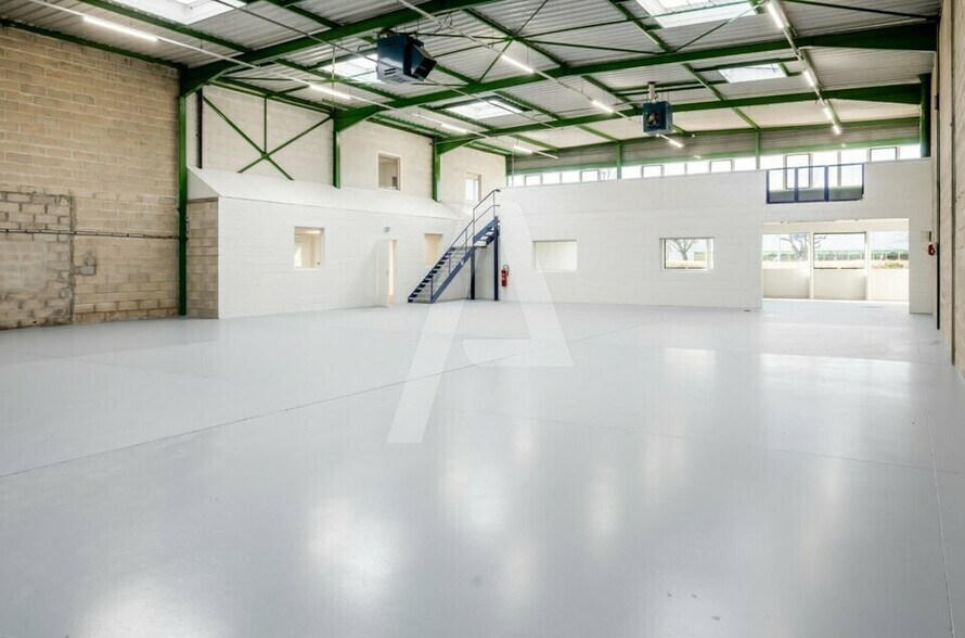 Industrial in Saint-Thibault-des-Vignes for lease - Interior Photo - Image 2 of 9