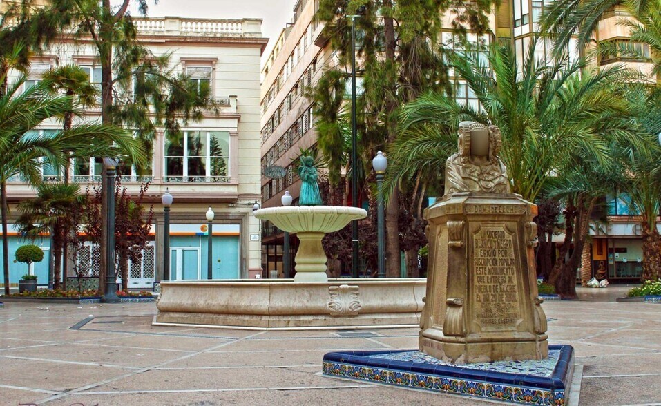 Commerce de détail dans Elche, Alicante à louer - Photo du bâtiment - Image 1 de 3
