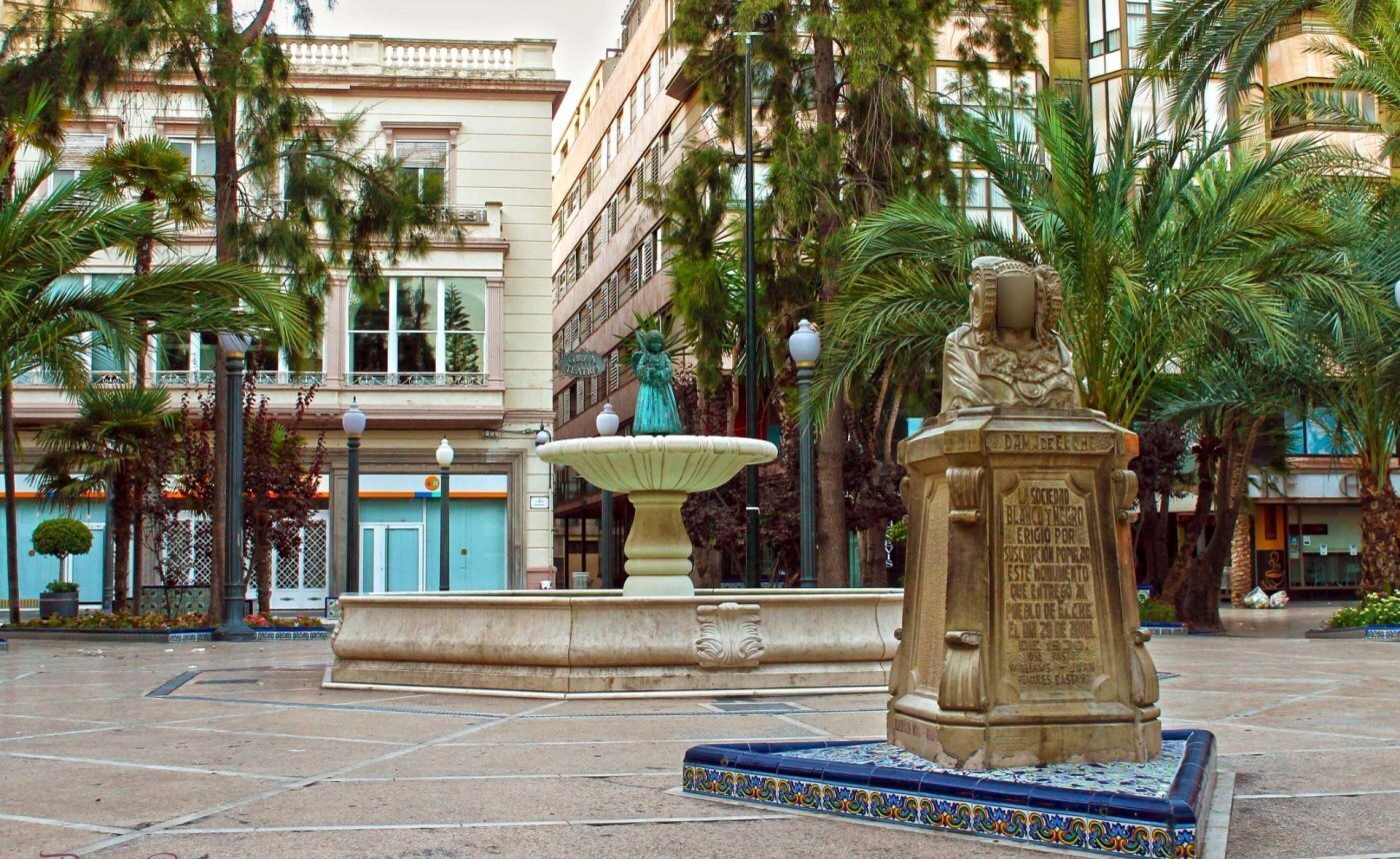 Commerce de détail dans Elche, Alicante à louer Photo du bâtiment- Image 1 de 4