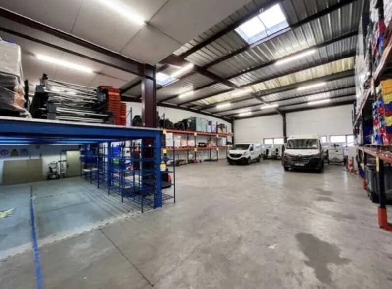 Flex in Le Blanc-Mesnil for lease - Building Photo - Image 1 of 3