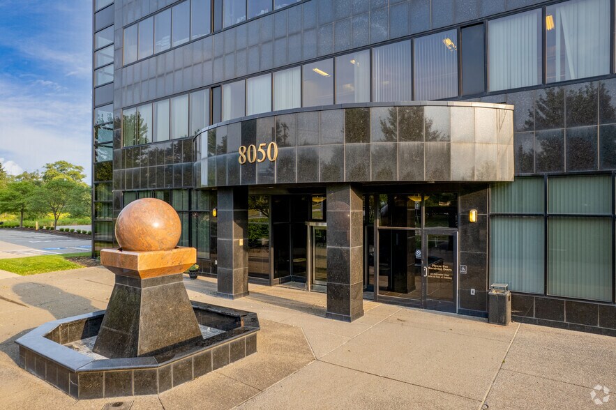 8050 Rowan Rd, Cranberry, PA à louer - Photo du bâtiment - Image 2 de 9