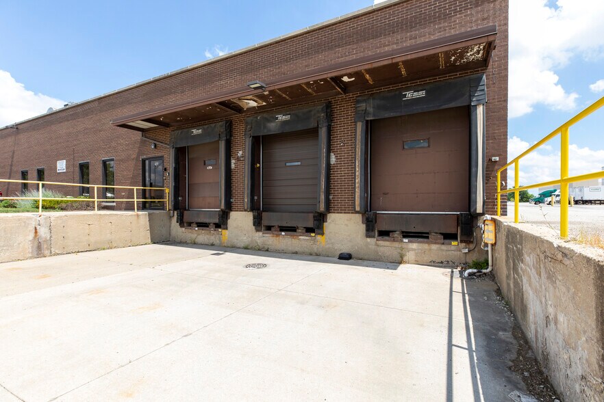 425 Meyer Rd, Bensenville, IL à louer - Photo du bâtiment - Image 2 de 5