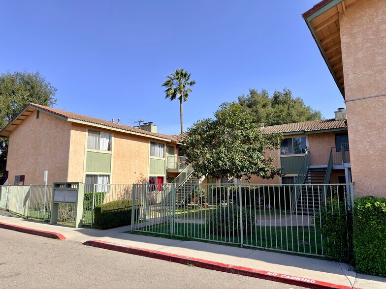 1208 E Ventura St, Santa Paula, CA à vendre - Photo du bâtiment - Image 3 de 12