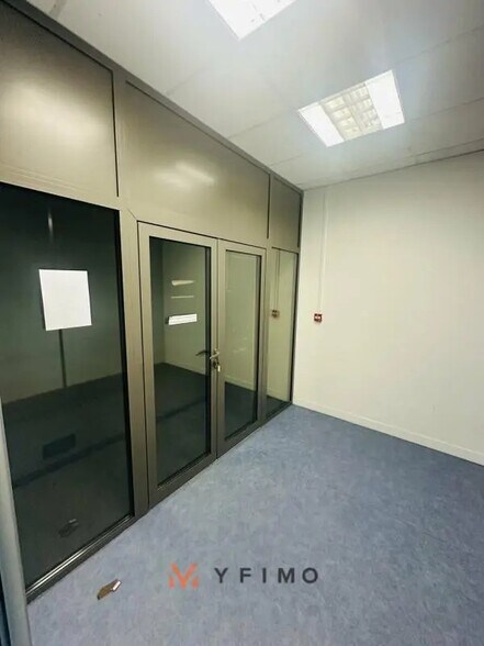 Office in Poissy for lease - Building Photo - Image 3 of 18