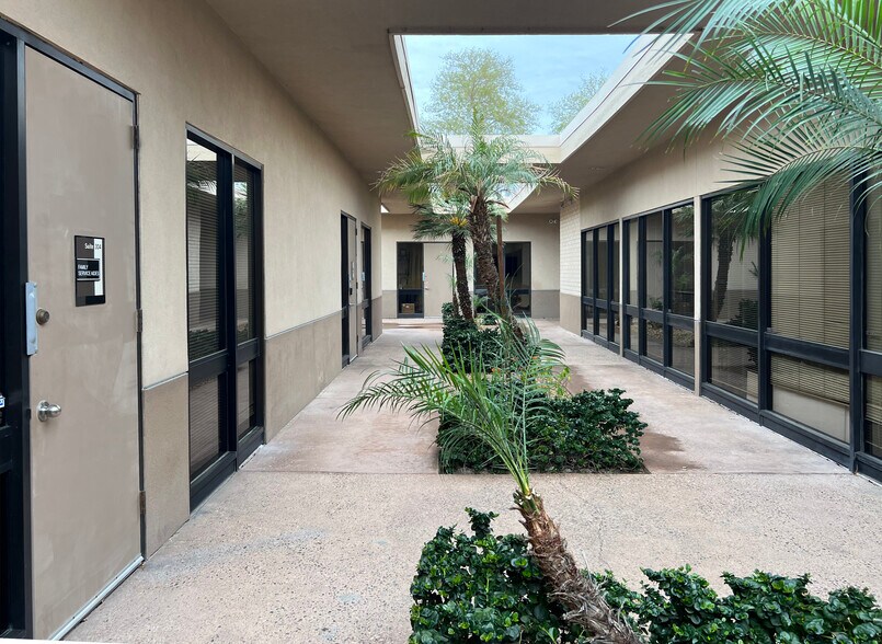 8828 N Central Ave, Phoenix, AZ à louer - Photo du bâtiment - Image 2 de 8