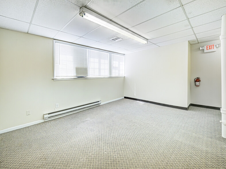 1075 State Route 34, Matawan, NJ for lease - Interior Photo - Image 2 of 10