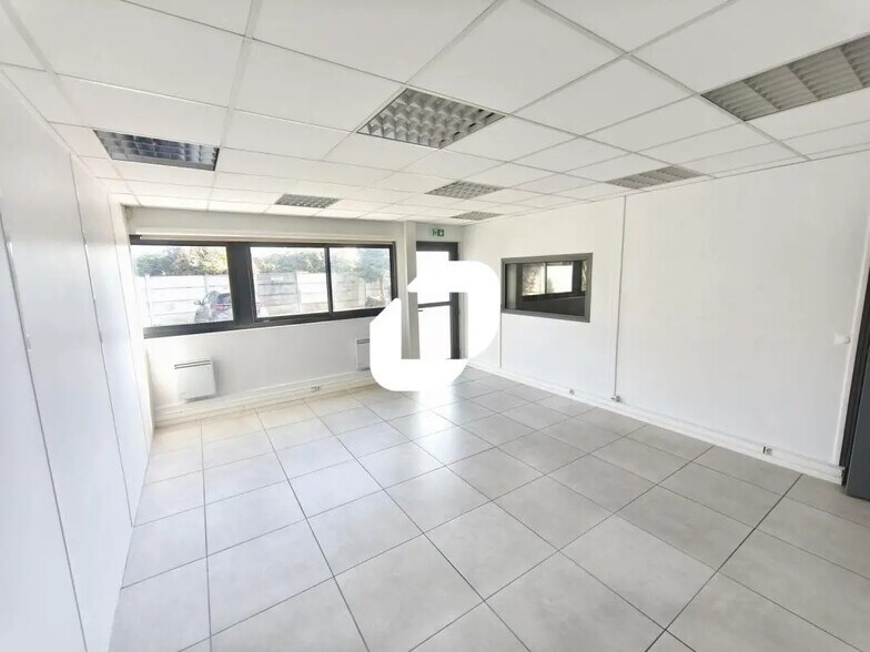 Office in Champigny-sur-Marne for lease - Interior Photo - Image 2 of 8