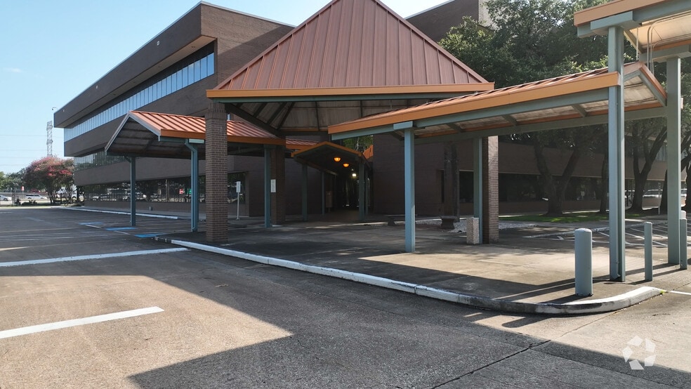 263 N Sam Houston Pky E, Houston, TX à vendre - Vidéo sur l’inscription commerciale - Image 2 de 40