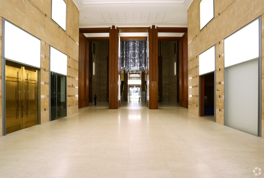 222 W Adams St, Chicago, IL for lease - Interior Photo - Image 2 of 23