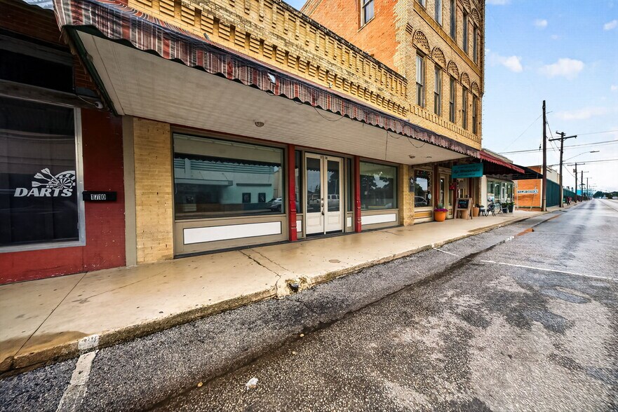 1708 Avenue M, Hondo, TX à vendre - Photo du bâtiment - Image 2 de 36