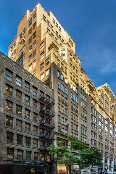 241 W 36th St, New York, NY à louer - Photo du bâtiment - Image 3 de 5