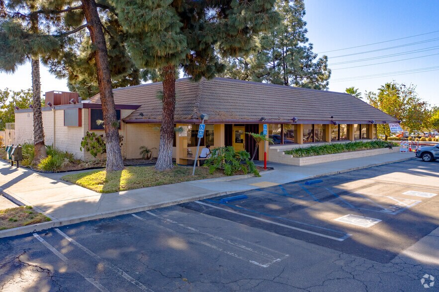 306 N Azusa Ave, Covina, CA à louer - Photo du bâtiment - Image 3 de 8